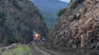 Heyelan demir yolunu kapattı! Valilik, tren seferlerinin durdurulduğunu bildirdi