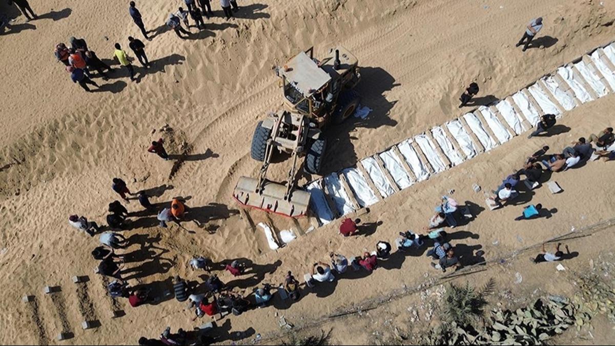 Katliamın acı izleri... 120 Filistinli şehidin naaşı tarım arazisinden çıkarıldı