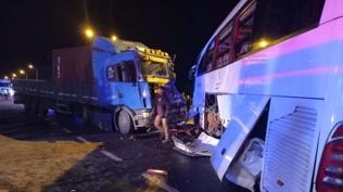 Yolcu otobüsü ile tır çarpıştı! 20 kişi yaralandı