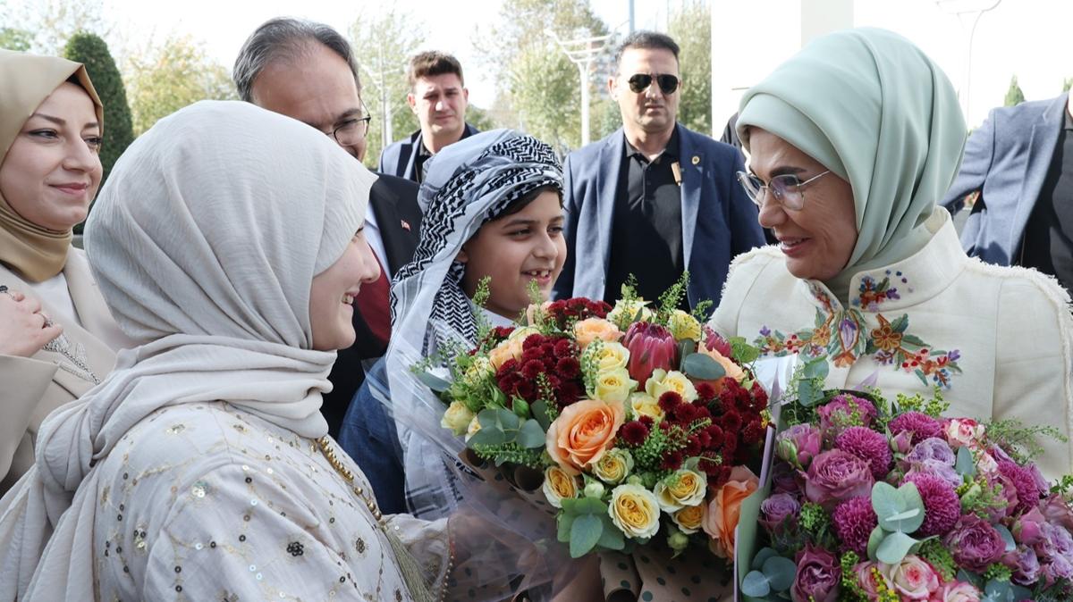 Emine Erdoğan: Birlik ve kardeşlik ile yürümeyi diliyorum