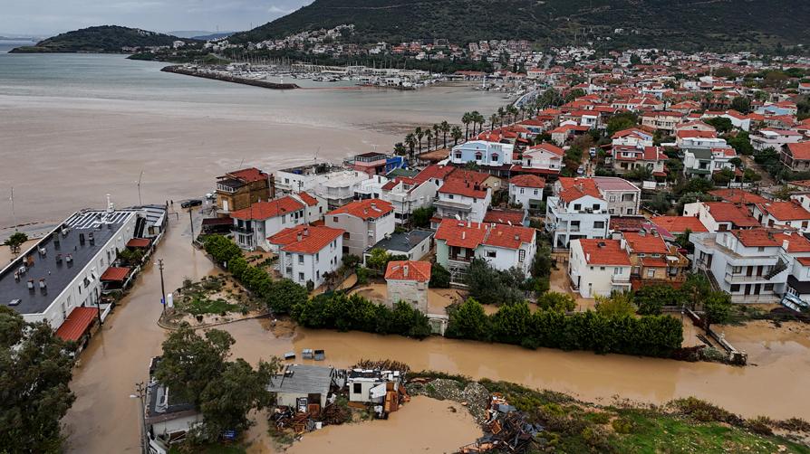 Foça'daki sel felaketinin yaraları sarılıyor