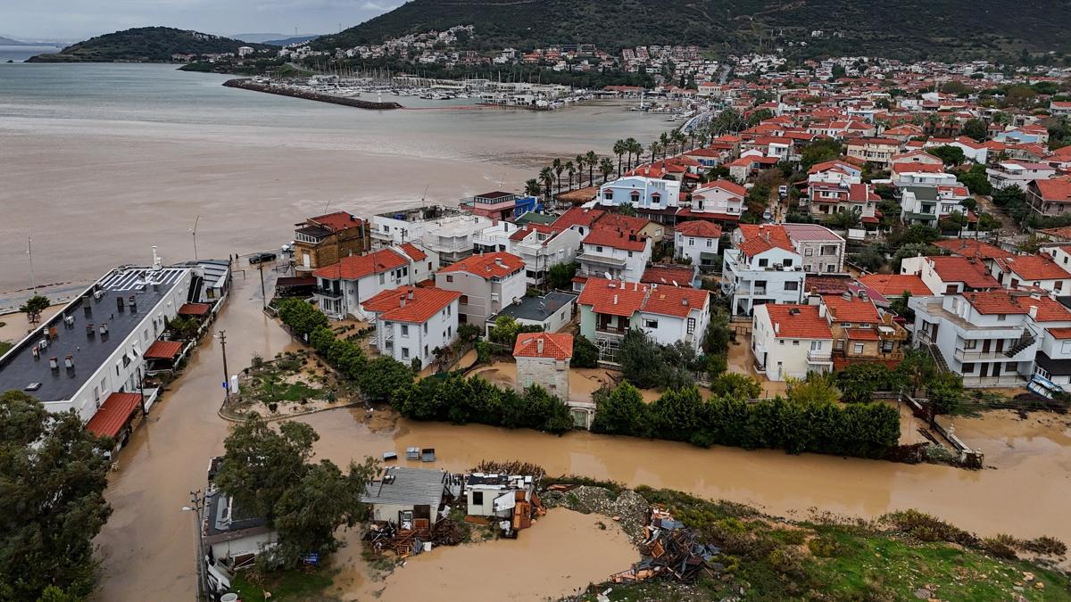 Foça'daki sel felaketinin yaraları sarılıyor... Ekipler sahaya indi