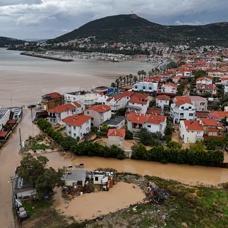 Foça'daki sel felaketinin yaraları sarılıyor