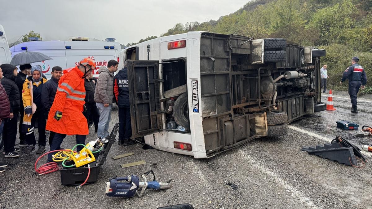 İşçi servisi devrildi: 1 ölü