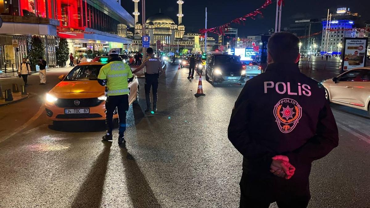 İstanbul'da ''huzur'' uygulaması: Araçlar didik didik arandı