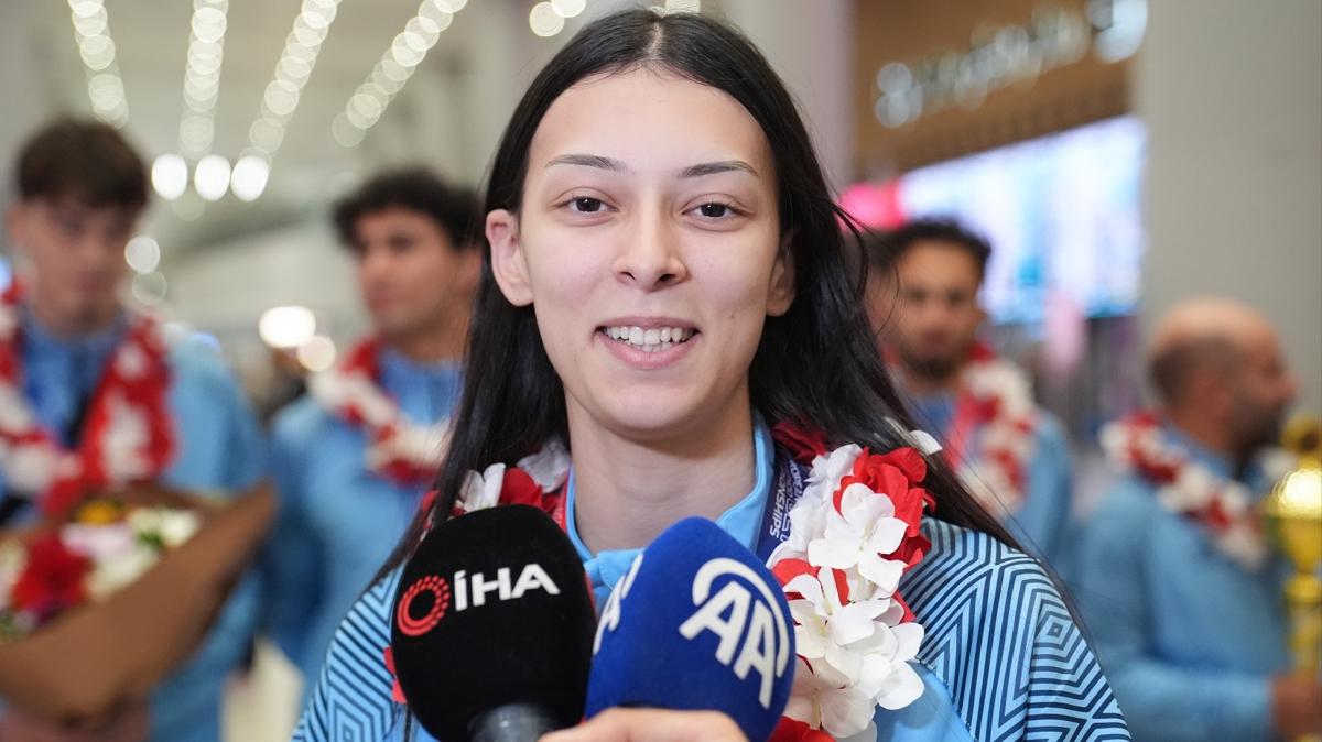 Milli sporcu Elif Sude Akgül'den gümüş madalya