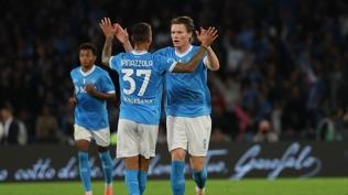 Napoli, Inter'i devirdi ve ligin yeni lideri oldu