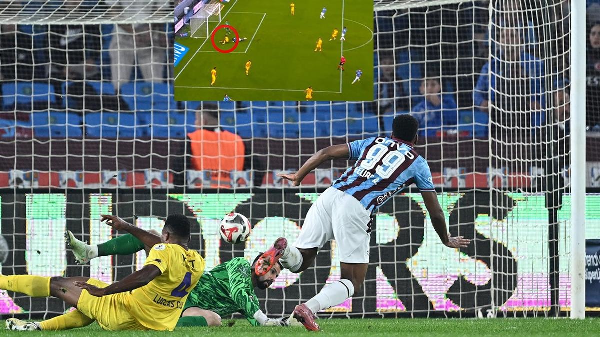 Trabzon'da korkutan sakatlık! Sedyeyle oyundan çıktı