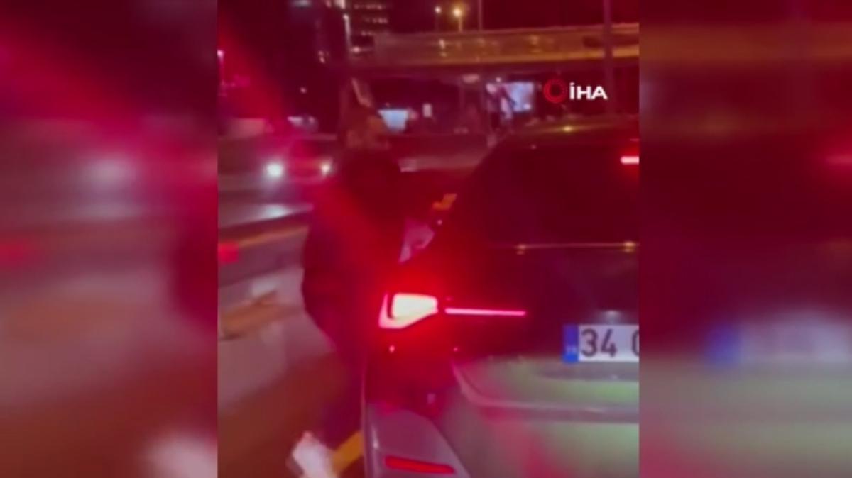 Trafikte maganda dehşeti! Kadın sürücüye çocuğunun yanında saldırdı