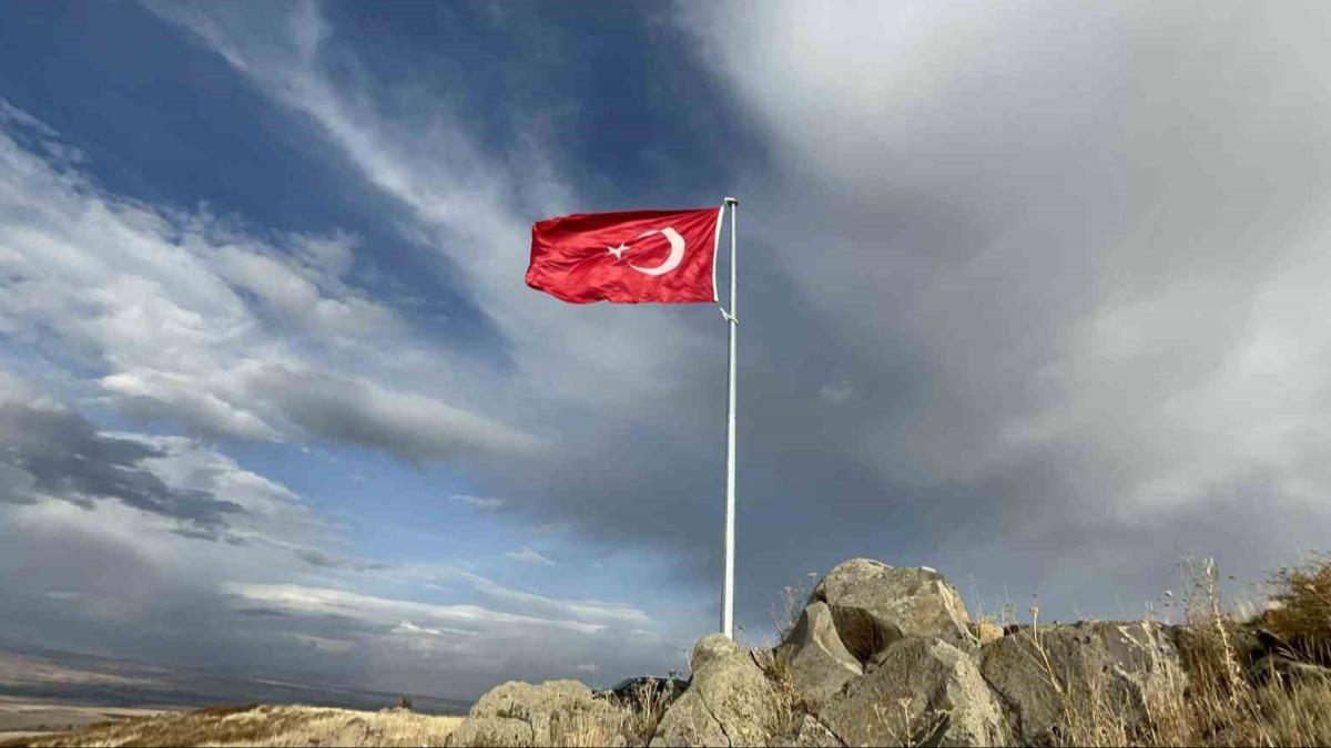 20 yıllık hayalleri gerçekleşti! Ermenistan sınırına Türk bayrağı diktiler
