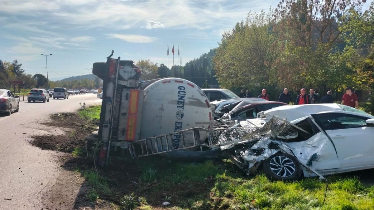 Balıkesir'de tanker devrildi: 7 araçta hasar var