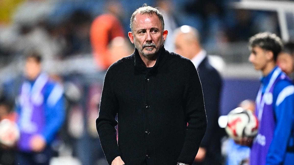 Beşiktaş tribünlerinden Sergen Yalçın'a tepki: Gelecek hesap verecek