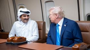 Trump, Doha'da yakıt molası sırasında Katar Emiri Al Sani ile görüştü