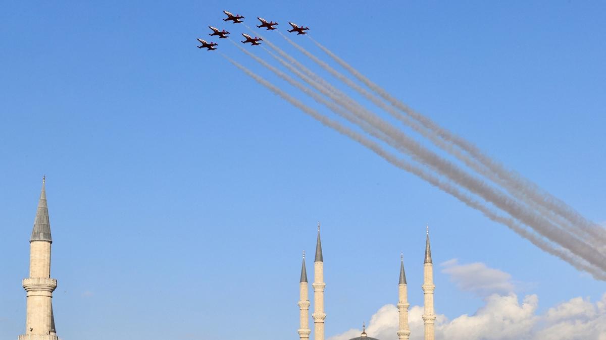Türk Yıldızları, Edirne semalarında gösteri uçuşu yaptı