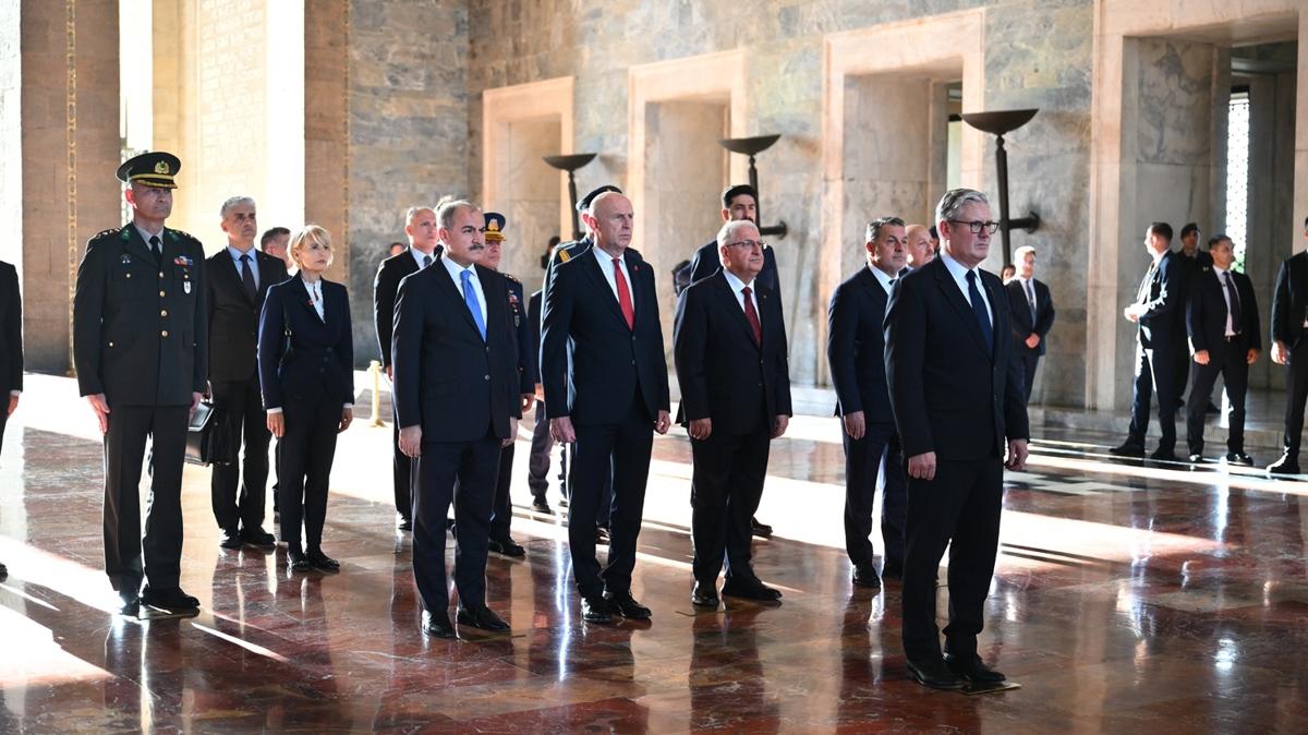 İngiltere Başbakanı Starmer, Anıtkabir'i ziyaret etti