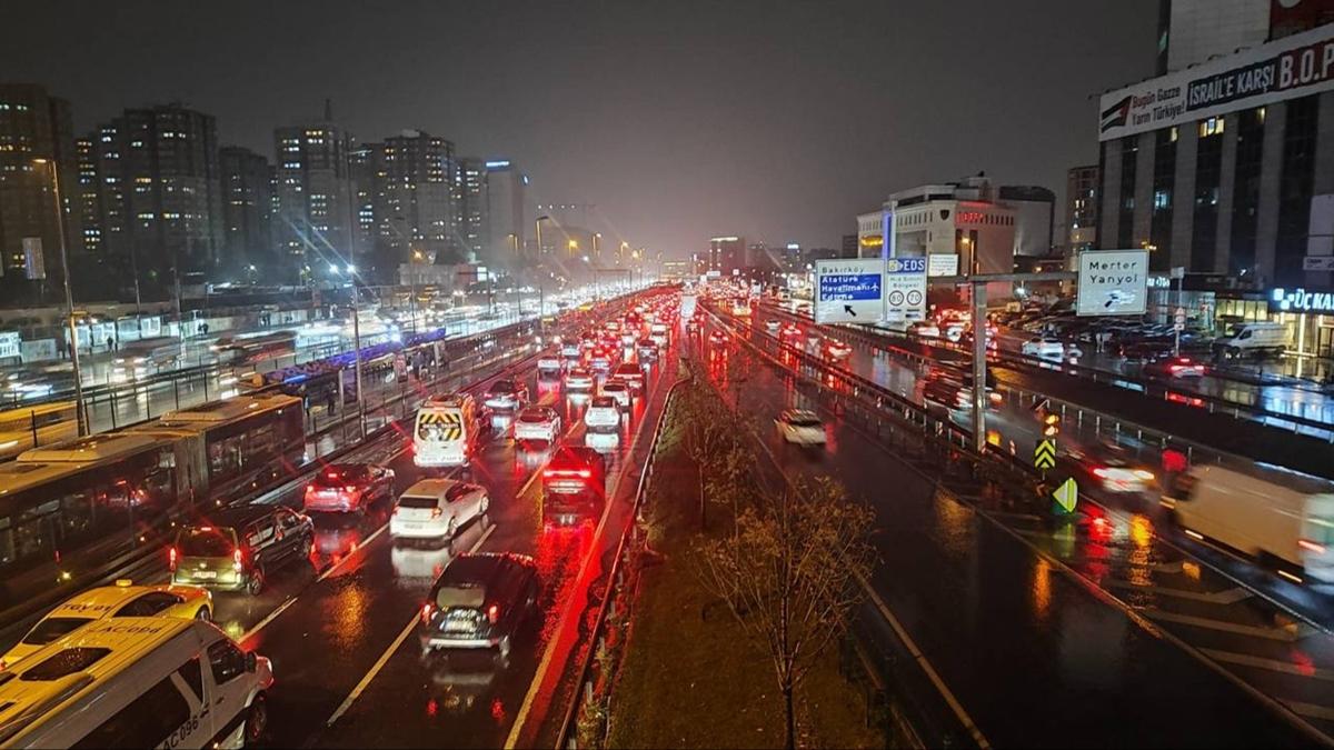 İstanbul'da sağanak etkili oldu... Trafikte zor anlar