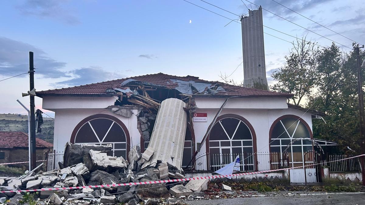 Ayaş'ta fırtına minareyi yıktı, Cemaat kıl payı kurtuldu