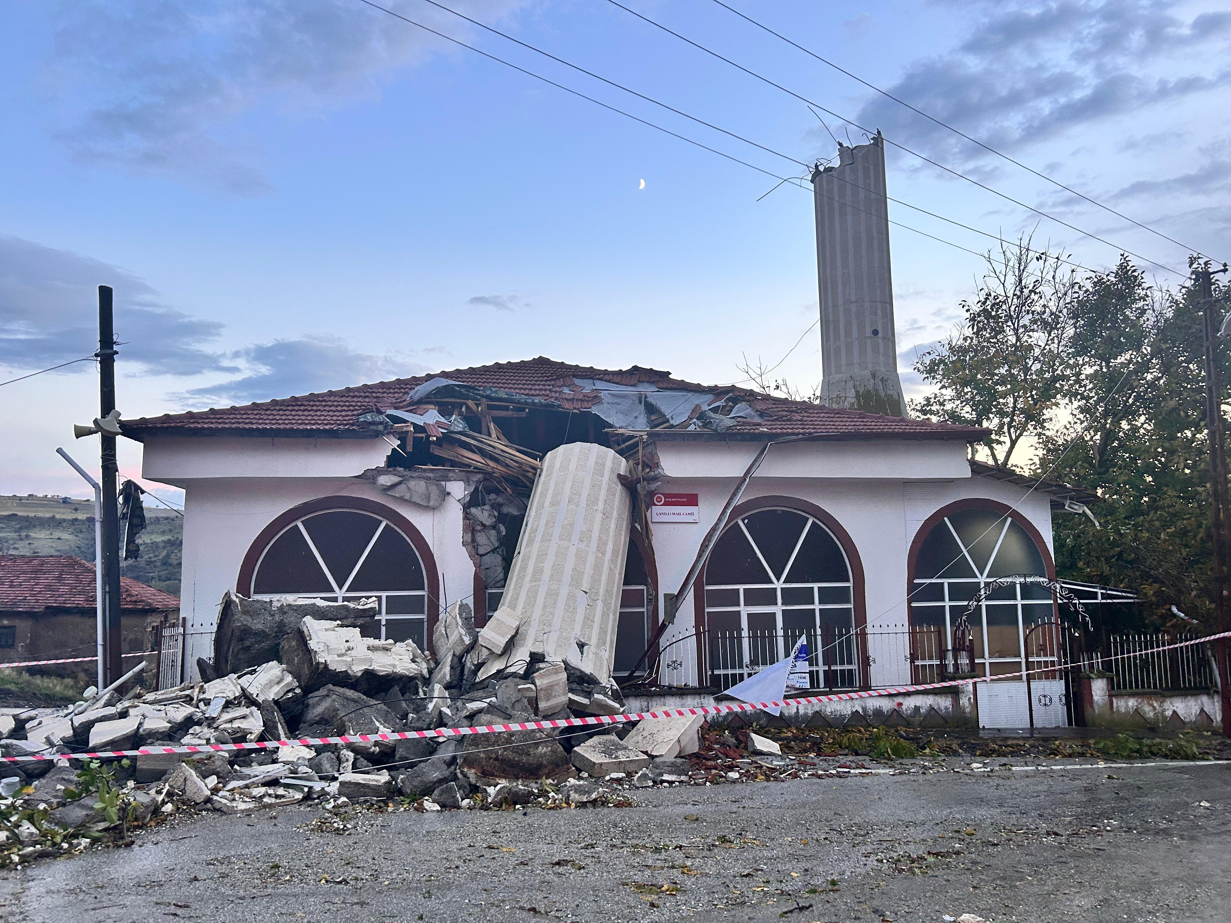 Ayaş'ta fırtına minareyi yıktı, Cemaat kıl payı kurtuldu.