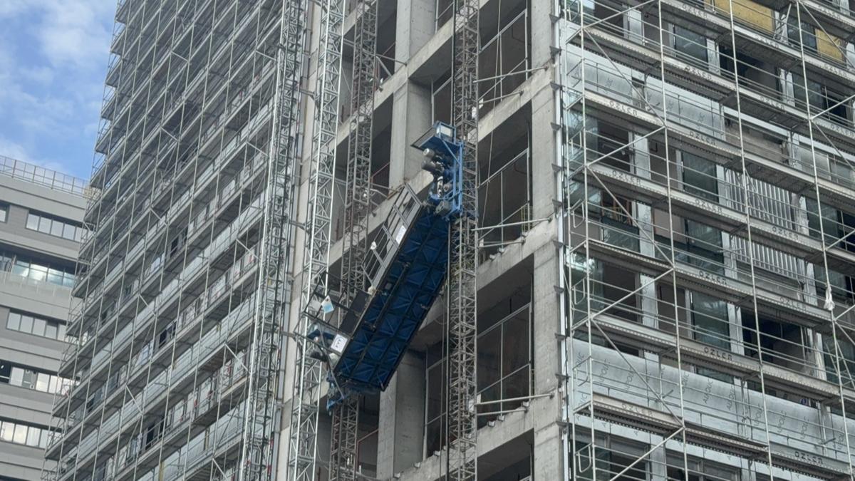 Bahçelievler'de endişeli dakikalar! İşçiler metrelerce yükseklikte asılı kaldı