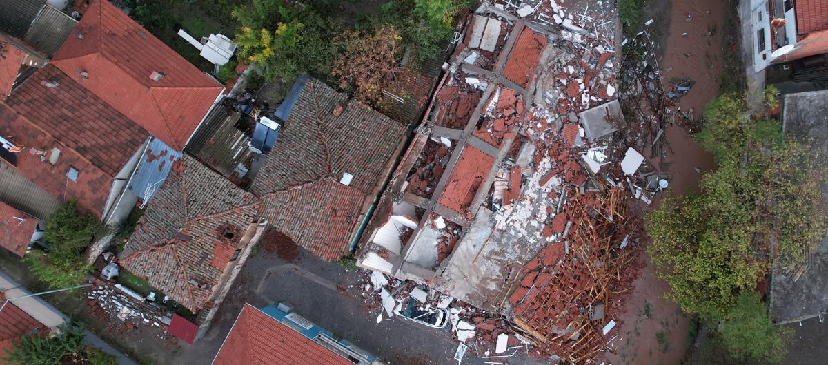 Balkesir'de 6,1 byklnde deprem: Artlar sryor... Bo 3 bina ile 1 dkkanda ykm