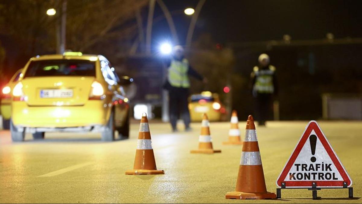 İzmir'de trafik terörü: Polise çarpan alkollü sürücüye gözaltı