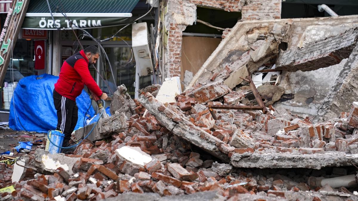 Sındırgı'da depremin yaraları sarılıyor... Ekipler gece gündüz sahada