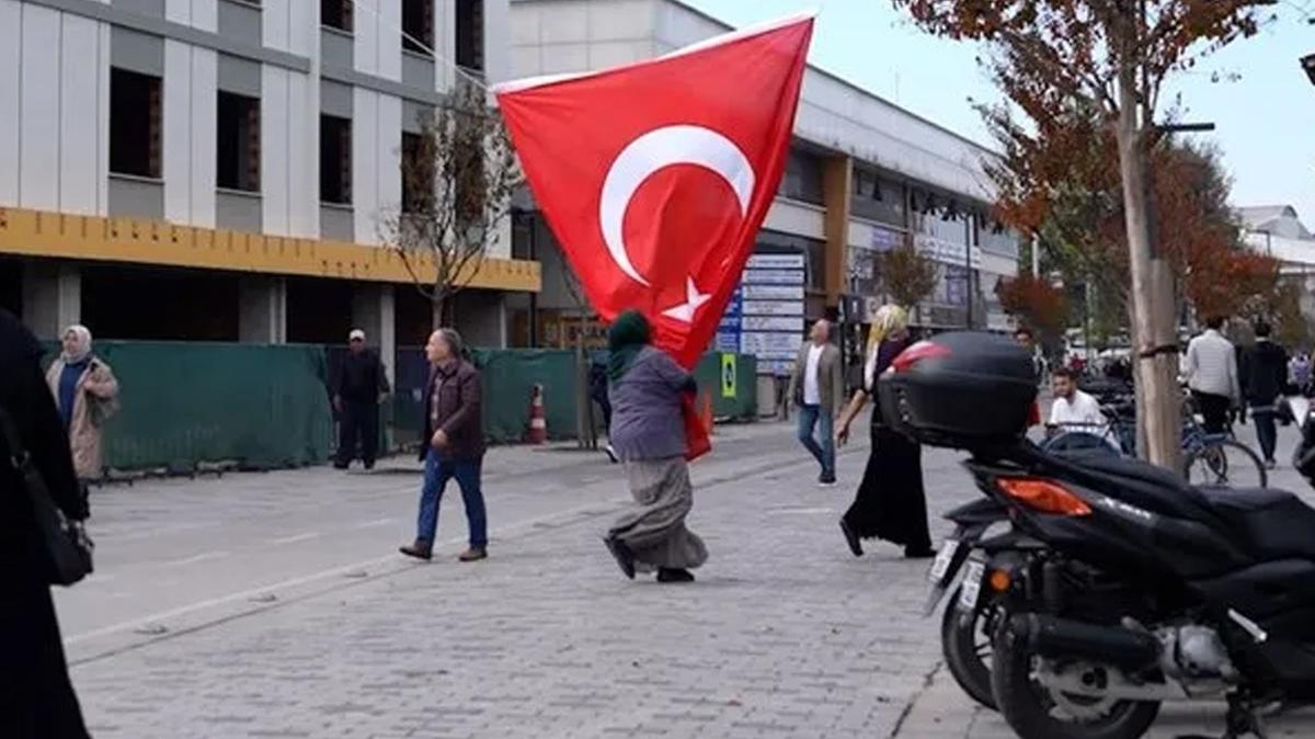 Vatandaşların Türk bayrağı hassasiyeti duygulandırdı!