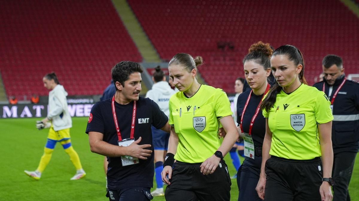 Türkiye-Kosova maçında hakem baygınlık geçirdi!