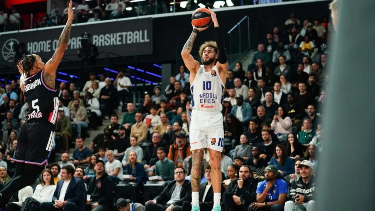 Anadolu Efes, Paris'te kazandı
