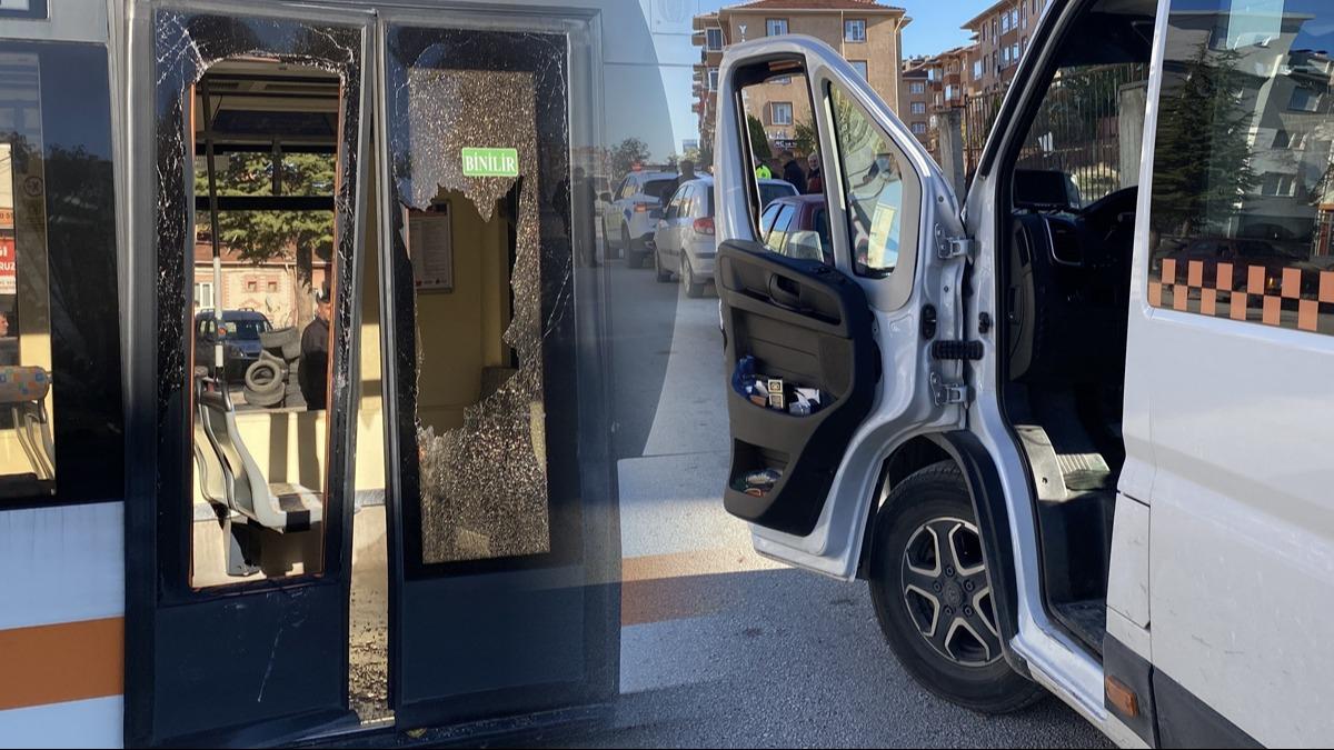 Bayrak asmak için kapısını açık bırakmıştı! Tramvay servise çarptı: 3 yaralı