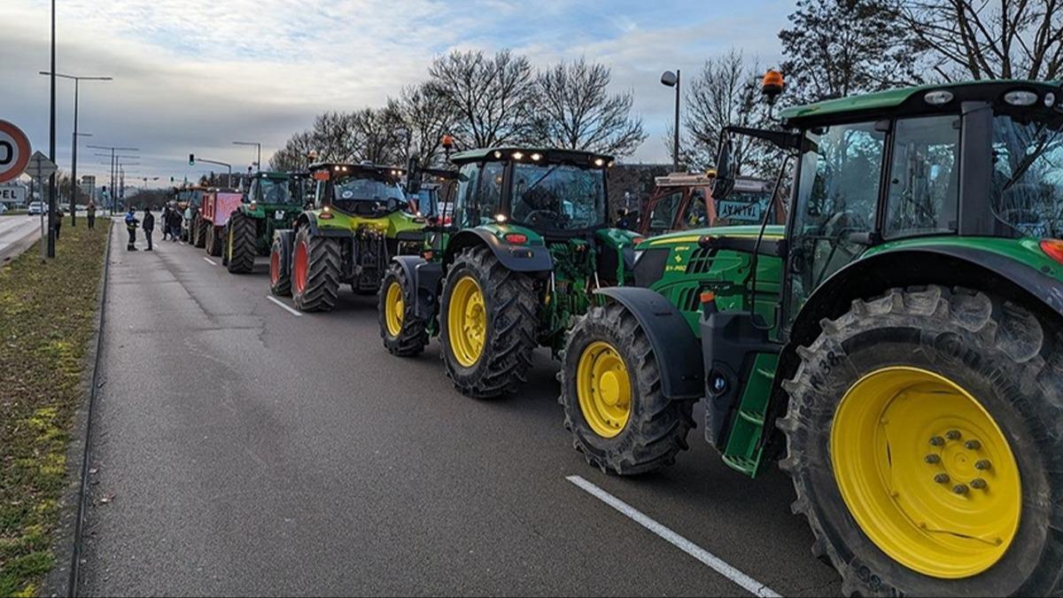 Fransa'nn gneyi kart! Devlet binalarna gbre dkerek tepki gsterdiler
