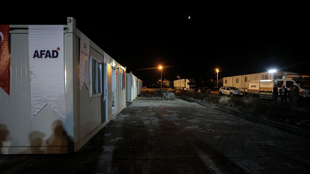 Sndrg depreminin yaralar sarlyor... AFAD Bakan Pehlivan: 100 konteynerin anahtarlarn teslim ettik