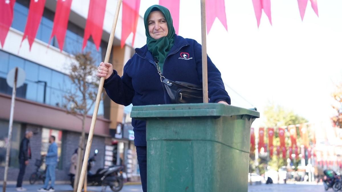 Temizlik işçisinden duygulandıran hareket: Eldivenim bayrağımızı kirletmesin diye çıkardım