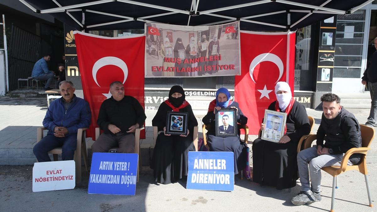 Mu'ta evlatlarna kavumak isteyen aileler, DEM Parti nndeki eylemlerini srdrd