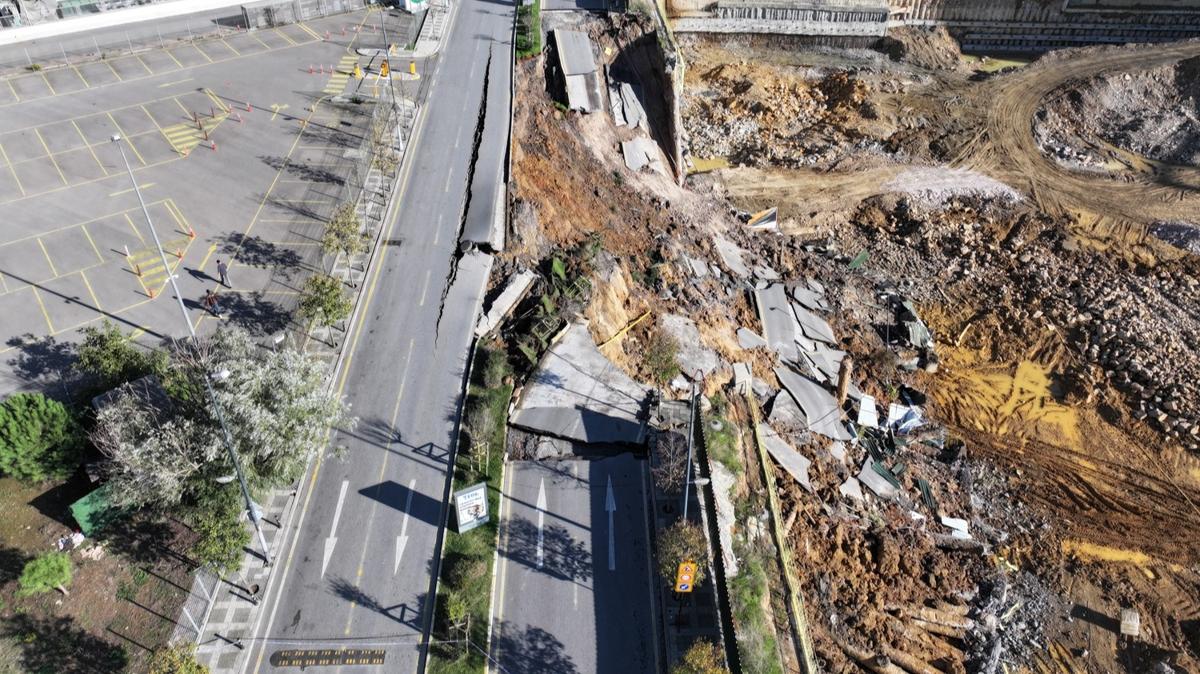 Ümraniye'de istinat duvarı yıkıldı! Çöken yol trafiğe kapatıldı