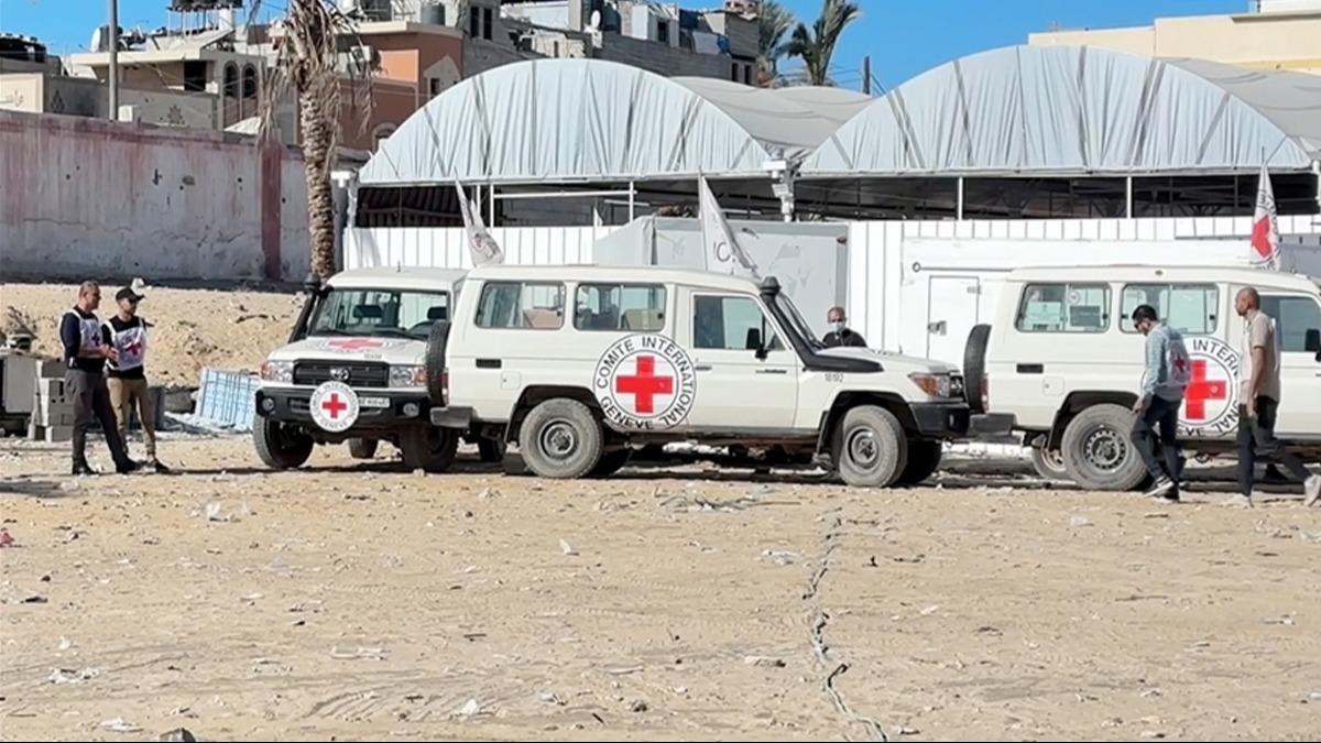 Gazze'de yeni teslim gerçekleşti: 2 İsrailli esirin cenazesi Kızılhaç'a verildi