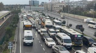 İstanbul'da ulaşım çilesi: Trafik yoğunluğu yükseldi