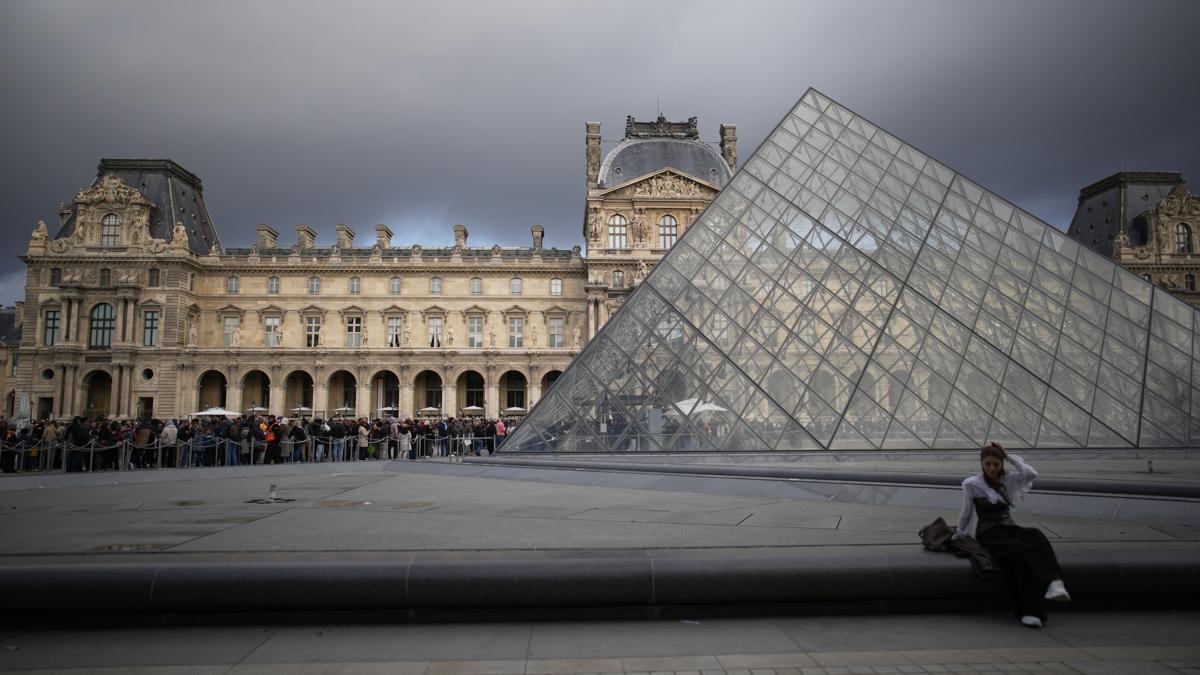Louvre soygunu soruturmasnda yeni gelime: 5 pheli daha gzaltnda 