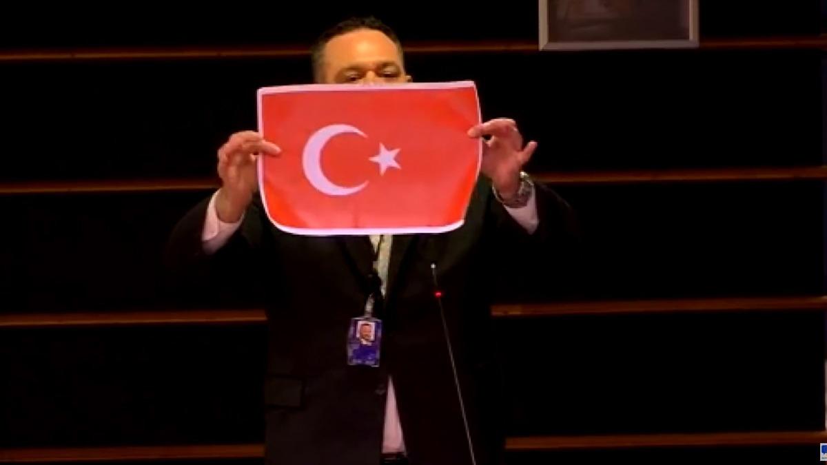 AB'de skandal olay! Türk bayrağını yırtan ırkçıya ödeme yapılmış