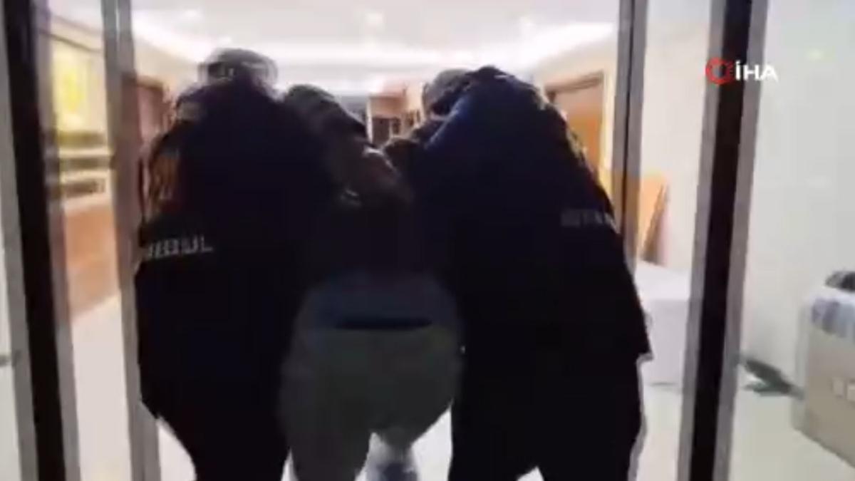 Beyoğlu'nda skandal olay! Tasma taktığı kadını sokaklarda dolaştırdı