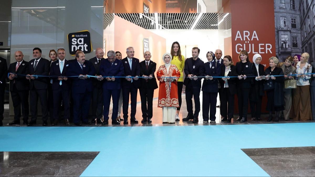 Emine Erdoğan, VakıfBank Sanat Galerisi'nde, Ara Güler'in fotoğraflarından oluşan sergiyi ziyaret etti