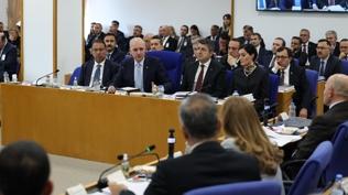 Numan Kurtulmuş salonu terk etti