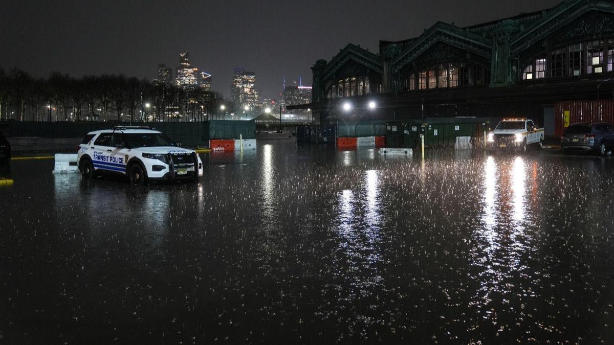 Sağanak New York'u vurdu: Evleri su bastı, 2 ölü