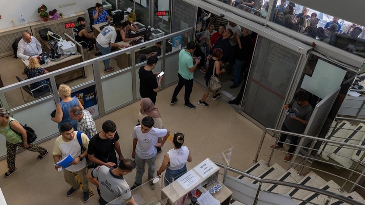 Yeni tip ehliyet için zamanla yarıştılar: Müdürlükler doldu taştı