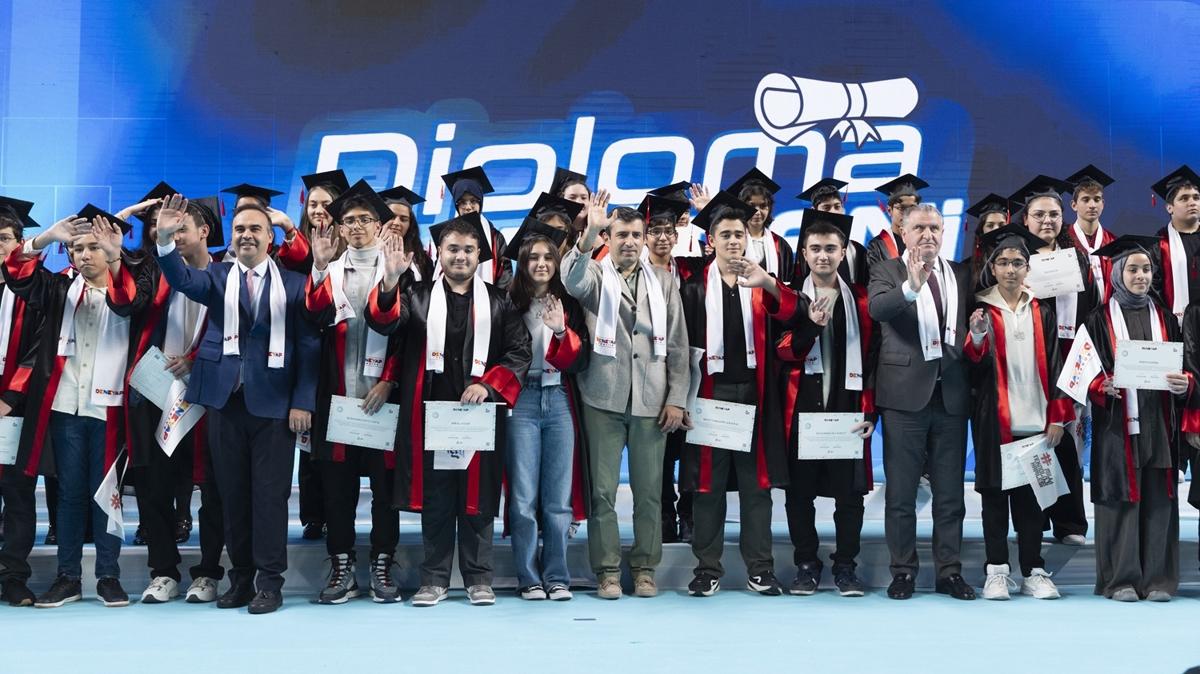 DENEYAP Teknoloji Atlyeleri yeni mezunlarn verdi... Seluk Bayraktar: Bu gzel lkenin geleceinde sizlerin imzas olacak