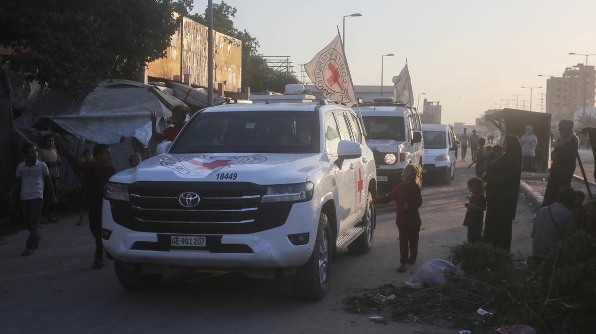 Katil İsrail'in tüm ihlallerine rağmen Hamas sözünü tutuyor: 3'ü daha teslim edildi