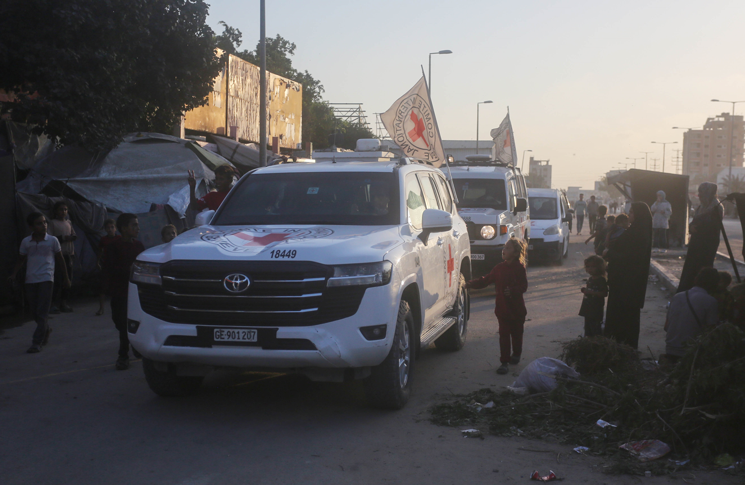 Hamas sözünü tutuyor! 3'ü daha teslim edildi.