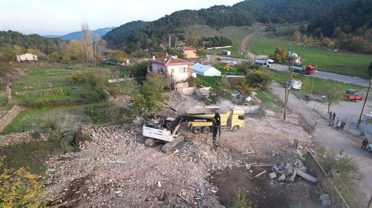 6,1'lik depremde zarar grmt... Sndrg'da hasarl binalarn ykm sryor