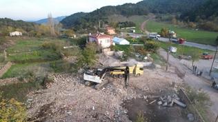 6,1'lik depremde zarar görmüştü... Sındırgı'da hasarlı binaların yıkımı sürüyor