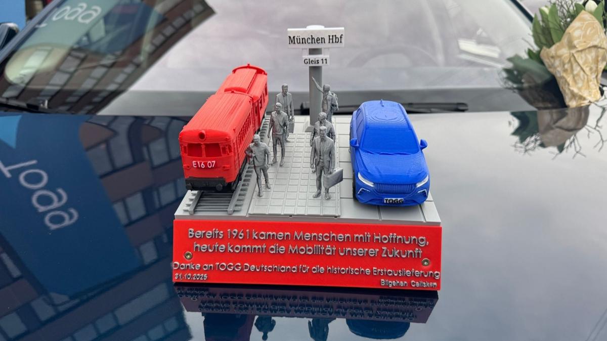 Almanya'da ilk teslimatlarn gerekletiren TOGG'un yetkililerine ''1961 g ve gelecein mobilitesi'' srprizi